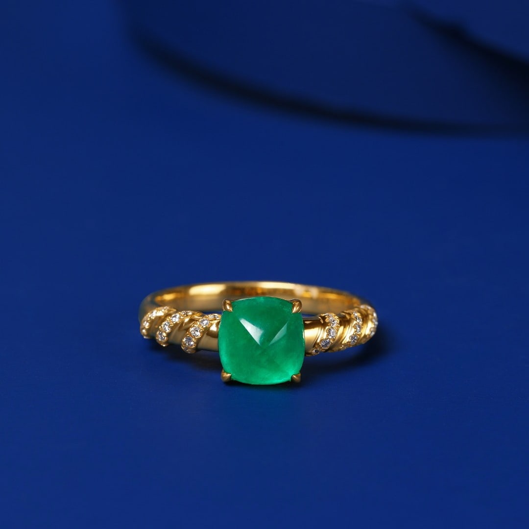 14k Gold 1.69 Ctw Vivid Green Natural Emerald & Diamond Ring: Ref:231114310 // gold content:14k gold // ring size:7. 25us // // main gemstone:emerald // shape:sugar-loaf // carat weight:1. 53ct // color:vivid green // treatment:natural // // adjacent gemstone 2