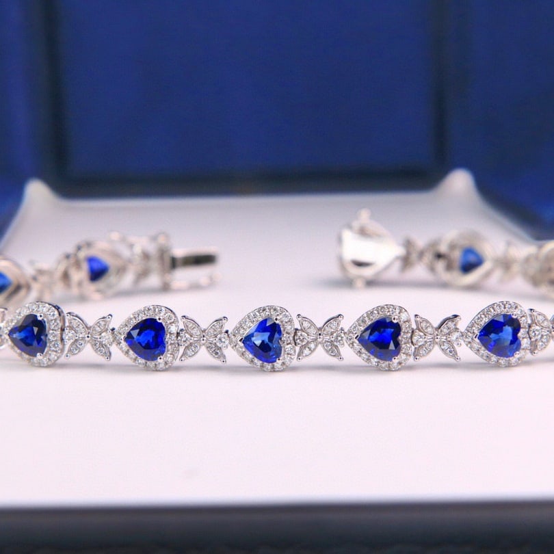 14k Gold 8.48 Ctw Natural Sapphire & Diamond Bracelet: Ref:231114313 // gold content:14k gold // main gemstone:sapphire // shape:heart // carat weight:6. 7ct // color:royal blue // treatment:natural // // adjacent gemstone 2 : diamond // shape:round //