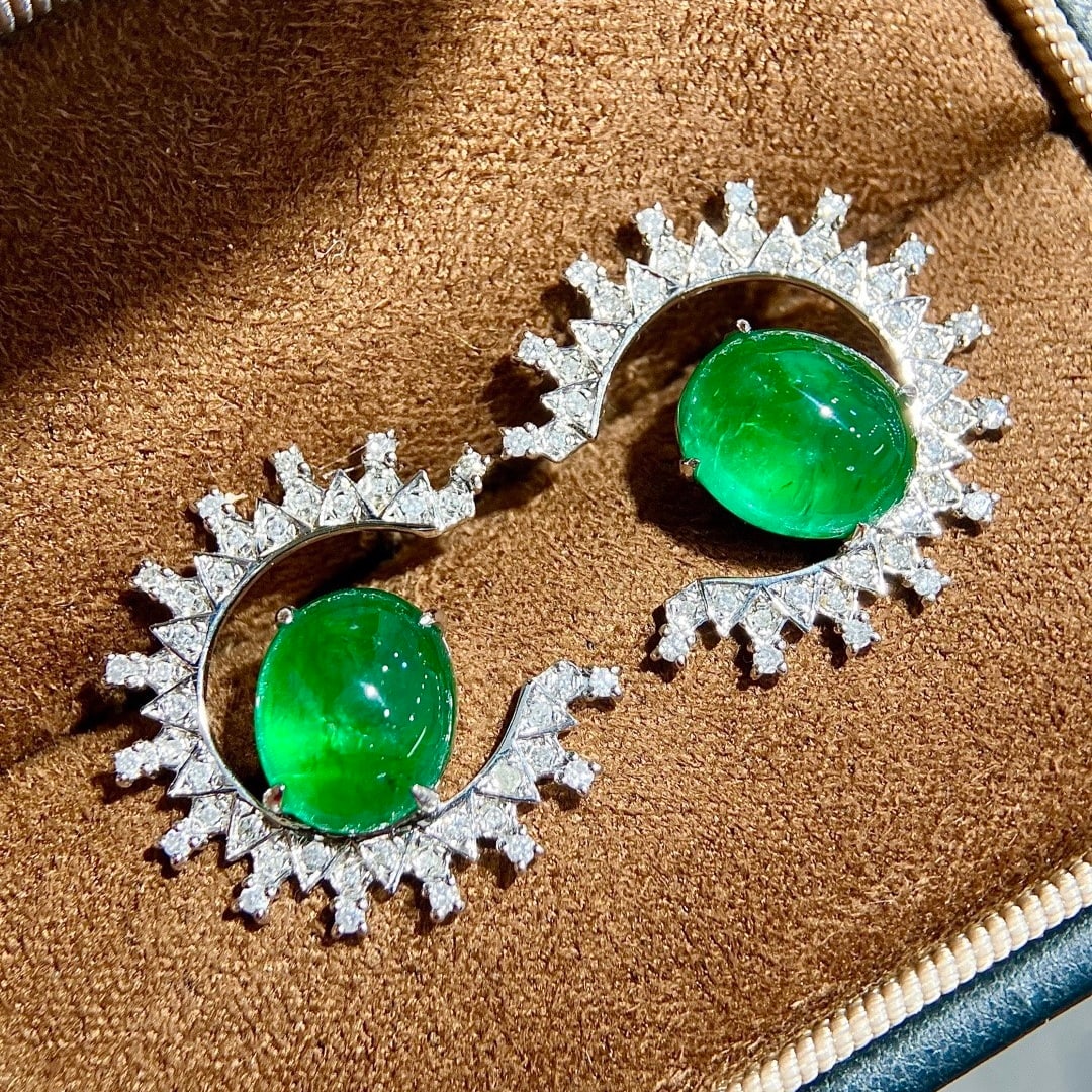 14k Gold 6.66 Ctw Vivid Green Natural Emerald & Diamond Earrings: Ref:231114316 // gold content:14k gold // main gemstone:emerald // shape:oval // carat weight:6. 23ct // color:vivid green // treatment:natural // // adjacent gemstone 2 : diamond // shape:round //