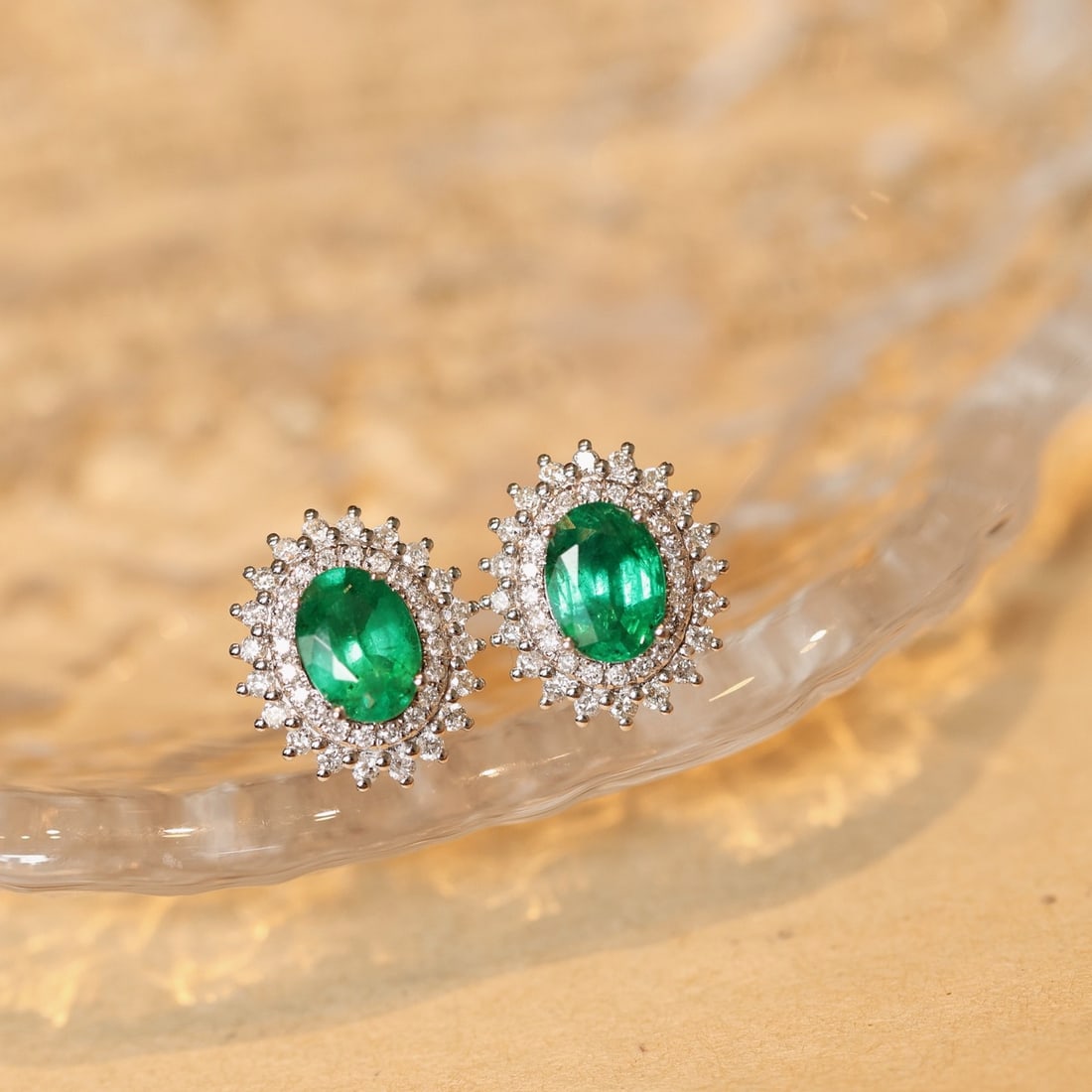 14k Gold 2.26 Ctw Vivid Green Natural Emerald & Diamond Earrings: Ref:231114322 // gold content:14k gold // main gemstone:emerald // shape:oval // carat weight:1. 66ct // color:vivid green // treatment:natural // // adjacent gemstone 2 : diamond // shape:round //