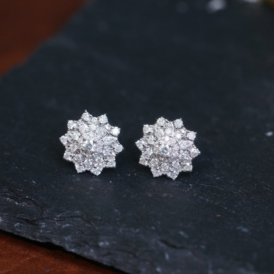 14k Gold 0.86 Ct Natural H Diamond Earrings: Ref:231114330 // gold content:14k gold // main gemstone:diamond // shape:round // carat weight:0. 86ct // clarity grade:vs-si // color:h // treatment:natural // cut grade:g // Condition: New Low Estim