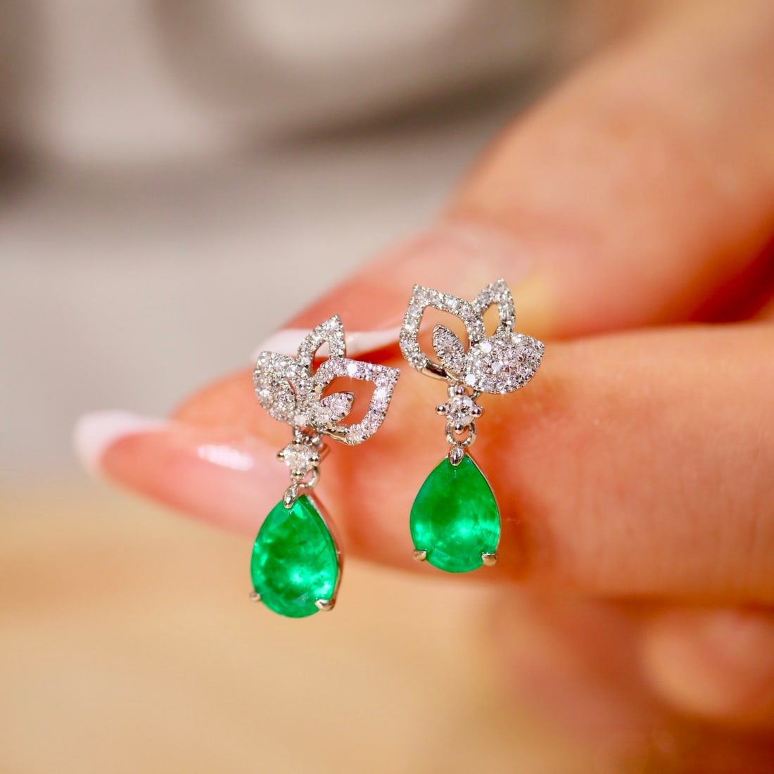 14k Gold 1.59 Ctw Vivid Green Natural Emerald & Diamond Earrings: Ref:231114344 // gold content:14k gold // main gemstone:emerald // shape:pear // carat weight:1. 4ct // color:vivid green // treatment:natural // // adjacent gemstone 2 : diamond // shape:round //