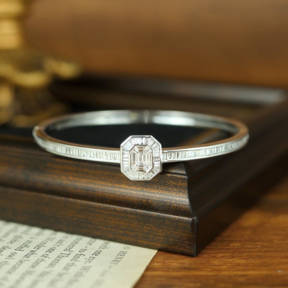 14k Gold 3.5 Ct Natural H Diamond Bangle: Ref:231114360 // gold content:14k gold // main gemstone:diamond // shape:baguette // carat weight:3. 5ct // clarity grade:vs-si // color:h // treatment:natural // Condition: New Low Estimate: