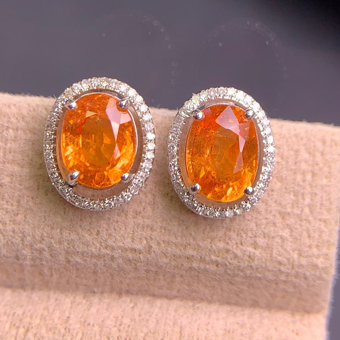 14k Gold 3.8 Ct Natural Spessartine & Diamond Earrings: Ref:231114364 // gold content:14k gold // main gemstone:spessartine // shape:oval // carat weight:3. 8ct // color:orange // treatment:natural // // adjacent gemstone 2 : diamond // shape:round //