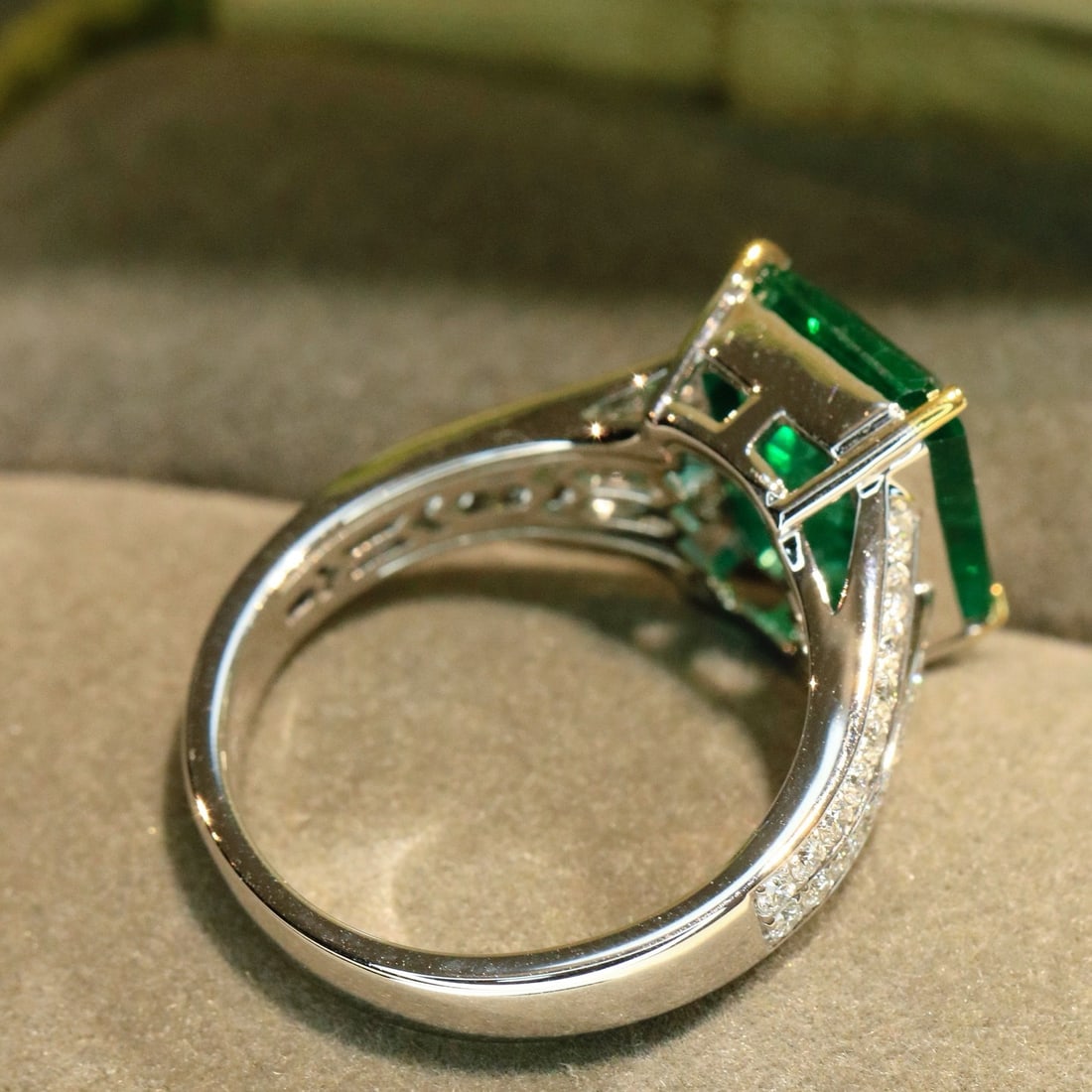 14k Gold 4.77 Ctw Vivid Green Natural Emerald & Diamond Ring - 5