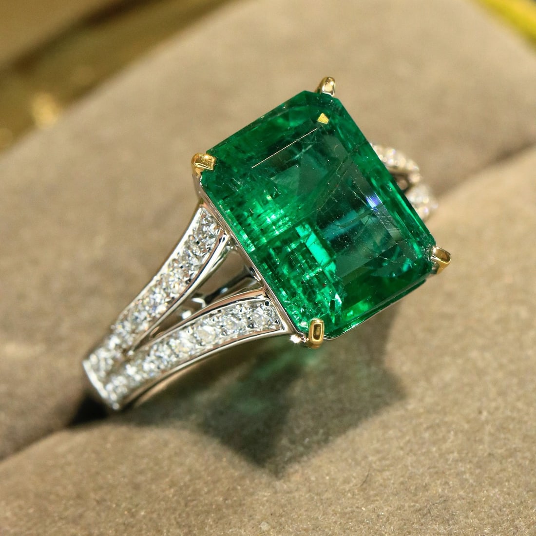 14k Gold 4.77 Ctw Vivid Green Natural Emerald & Diamond Ring - 6