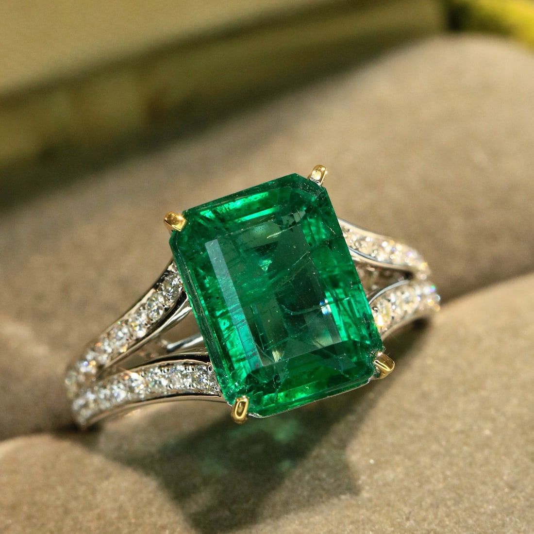 14k Gold 4.77 Ctw Vivid Green Natural Emerald & Diamond Ring - 7