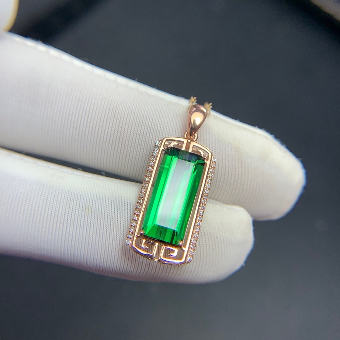 14k Gold 4.3 Ct Natural Tourmaline & Diamond Pendant( Without Chain ): Ref:231114390 // gold content:14k gold // main gemstone:tourmaline // shape:octagonal // carat weight:4. 3ct // color:green // treatment:natural // // adjacent gemstone 2 : diamond // shape:round //