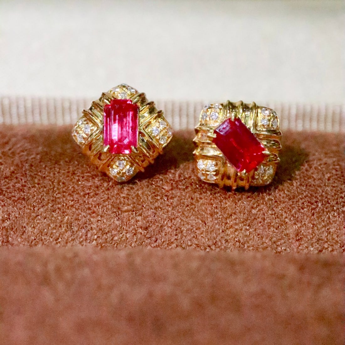 14k Gold 0.65 Ctw Natural Ruby & Diamond Earrings: Ref:231114401 // gold content:14k gold // main gemstone:ruby // shape:octagonal // carat weight:0. 56ct // color:red // treatment:natural // // adjacent gemstone 2 : diamond // shape:round // carat