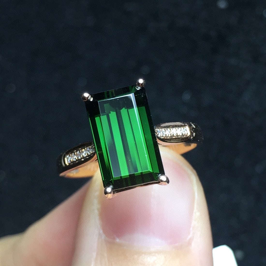 14k Gold 4.0 Ct Natural Tourmaline & Diamond Ring: Ref:231114417 // gold content:14k gold // ring size:7. 25us // // main gemstone:tourmaline // shape:octagonal // carat weight:4. 0ct // color:green // treatment:natural // // adjacent gemstone 2 :