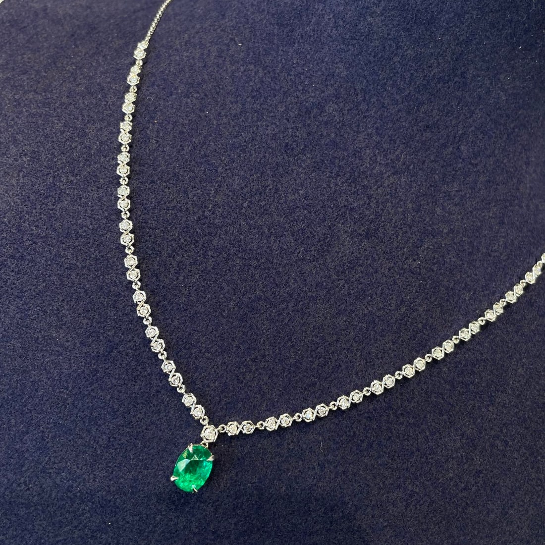 14k Gold 1 Ct Vivid Green Natural Emerald & Diamond Necklace: Ref:231114423 // gold content:14k gold // main gemstone:emerald // shape:oval // carat weight:1ct // color:vivid green // treatment:natural // // adjacent gemstone 2 : diamond // shape:round //