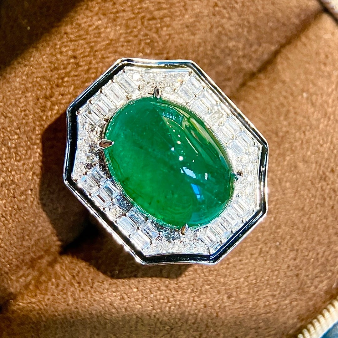 14k Gold 10.44 Ctw Vivid Green Natural Emerald & Diamond Ring: Ref:231114427 // gold content:14k gold // ring size:7. 25us // // main gemstone:emerald // shape:oval // carat weight:9. 78ct // color:vivid green // treatment:natural // // adjacent gemstone 2 :