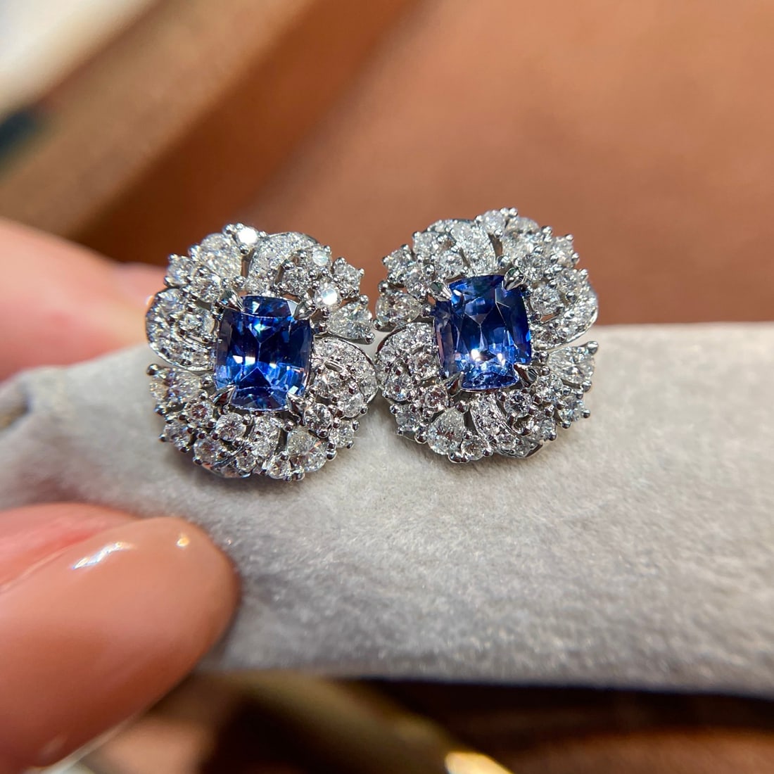 14k Gold 2.00 Ct Natural Sapphire & Diamond Earrings: Ref:231114428 // gold content:14k gold // main gemstone:sapphire // shape:cushion // carat weight:2. 00ct // color:blue // treatment:natural // // adjacent gemstone 2 : diamond // shape:multiple //