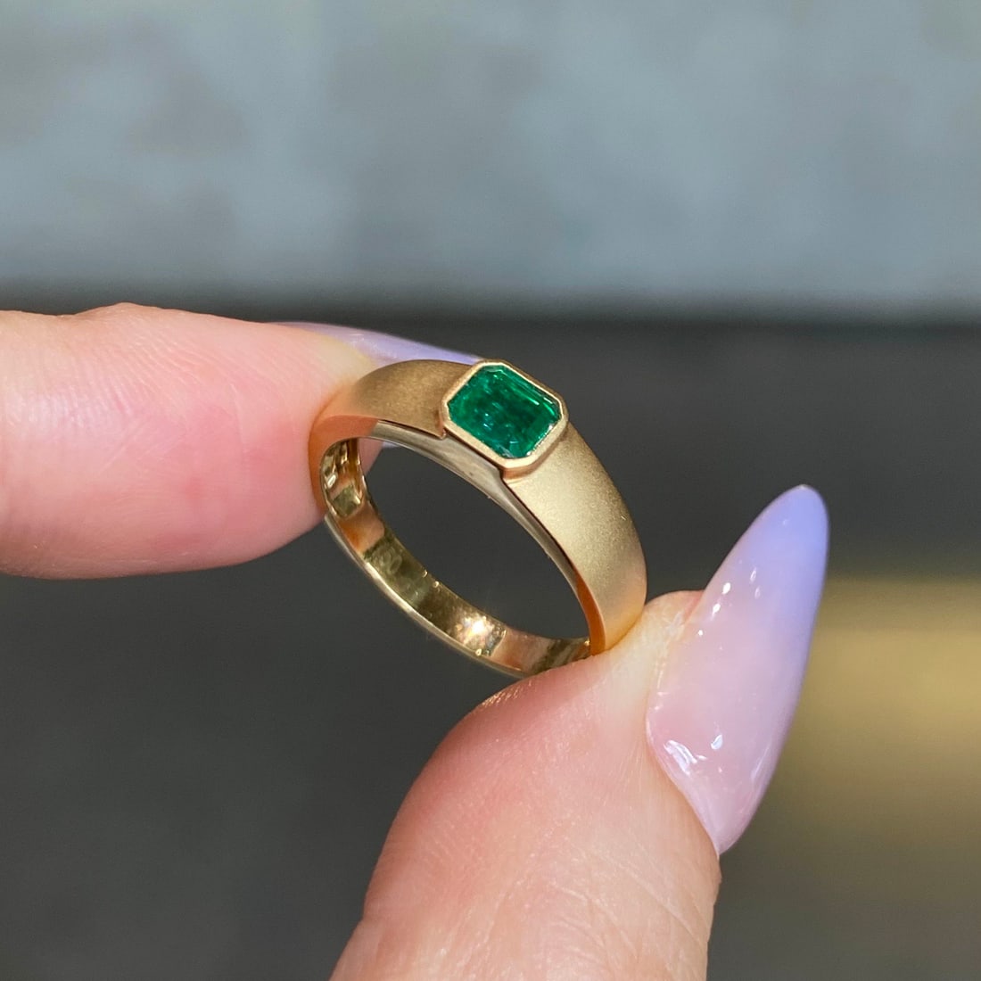 14k Gold 0.43 Ct Vivid Green Natural Emerald Ring - 3