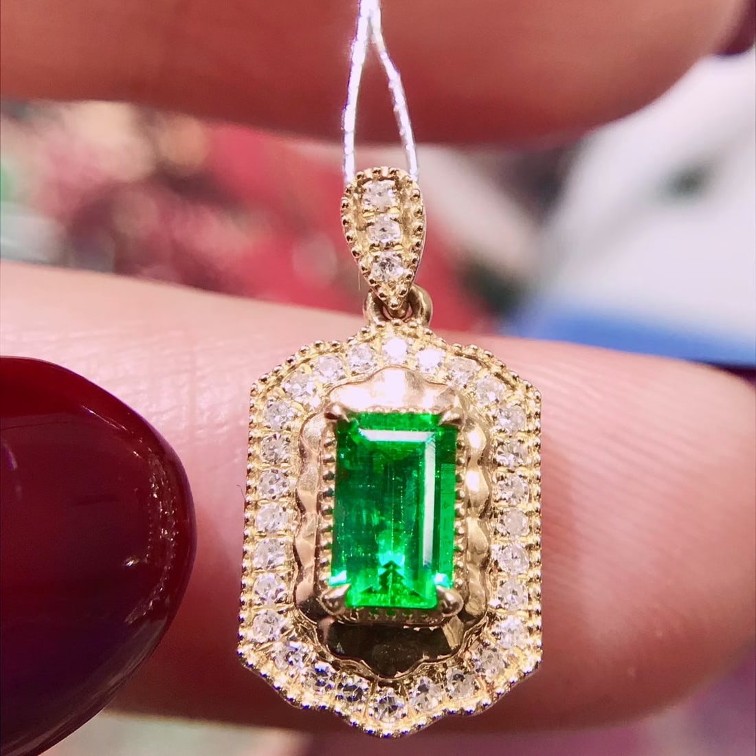 14k Gold 0.62 Ctw Vivid Green Natural Emerald & Diamond Pendant( Without Chain ): Ref:231114438 // gold content:14k gold // main gemstone:emerald // shape:octagonal // carat weight:0. 4ct // color:vivid green // treatment:natural // // adjacent gemstone 2 : diamond // shape:round
