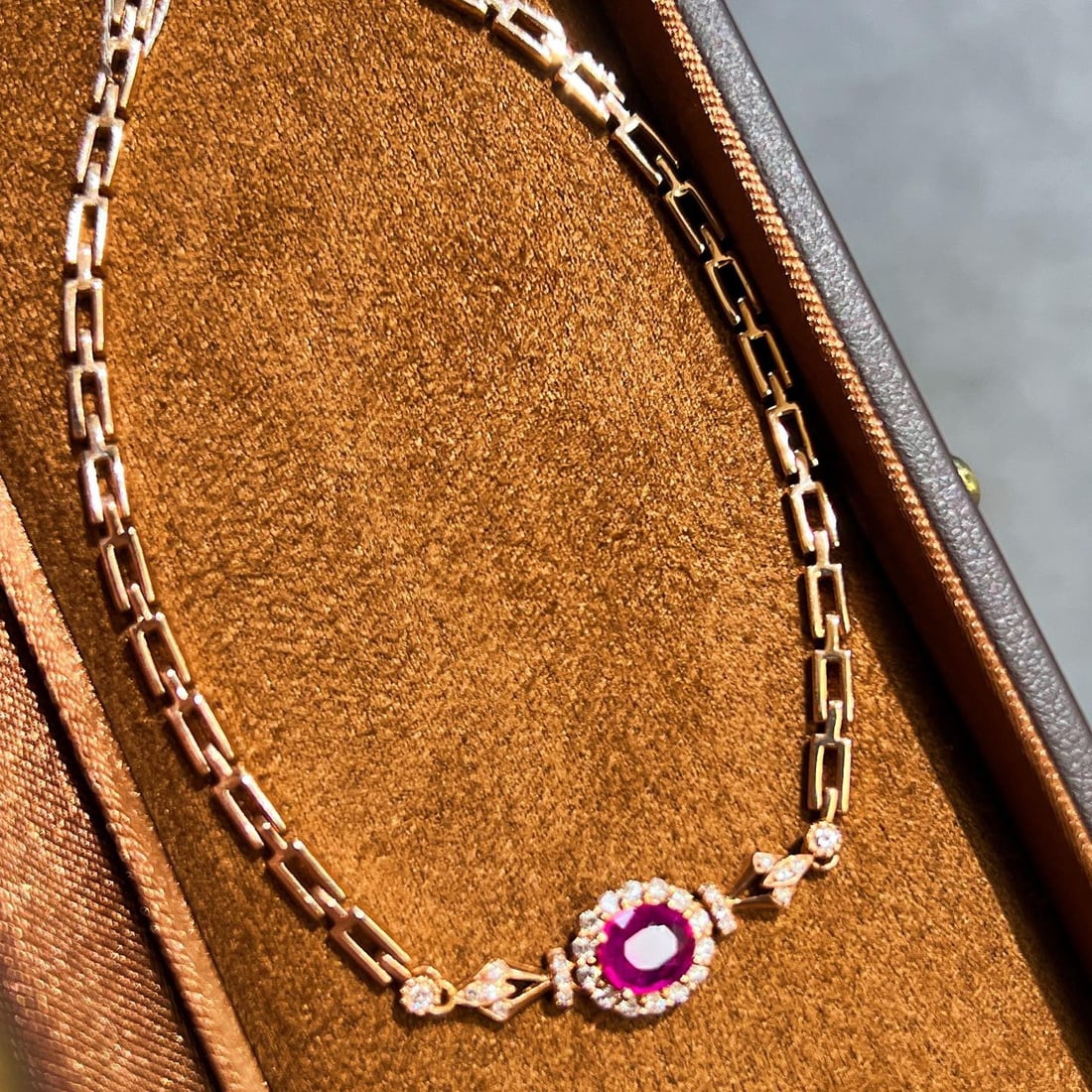 14k Gold 0.72 Ctw Natural Ruby & Diamond Bracelet: Ref:231114442 // gold content:14k gold // main gemstone:ruby // shape:oval // carat weight:0. 5ct // color:red // treatment:natural // // adjacent gemstone 2 : diamond // shape:round // carat