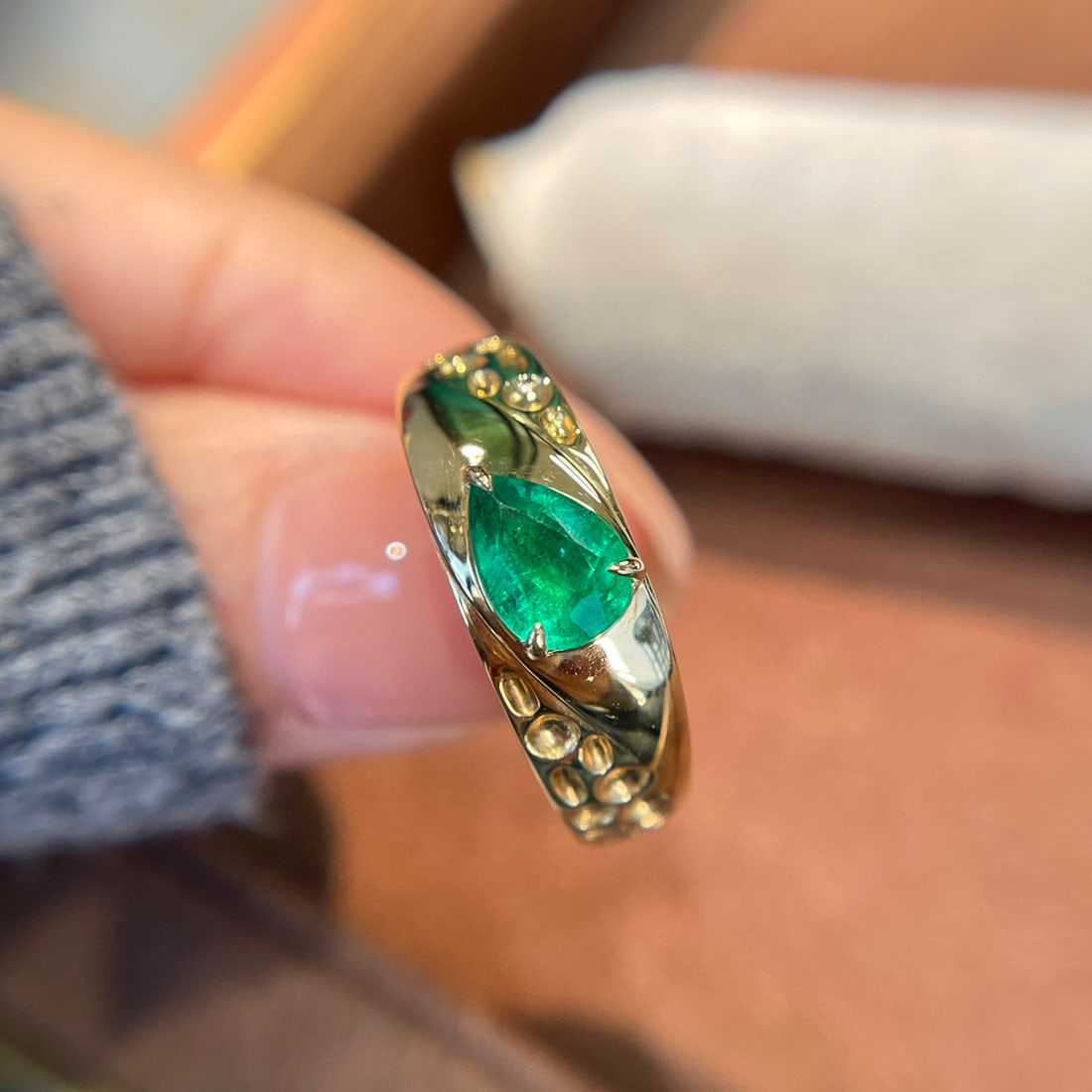 14k Gold 0.6 Ct Natural Emerald & Diamond Ring: Ref:231114447 // gold content:14k gold // ring size:7. 25us // // main gemstone:emerald // shape:pear // carat weight:0. 6ct // color:green // treatment:natural // // adjacent gemstone 2 : diamond //