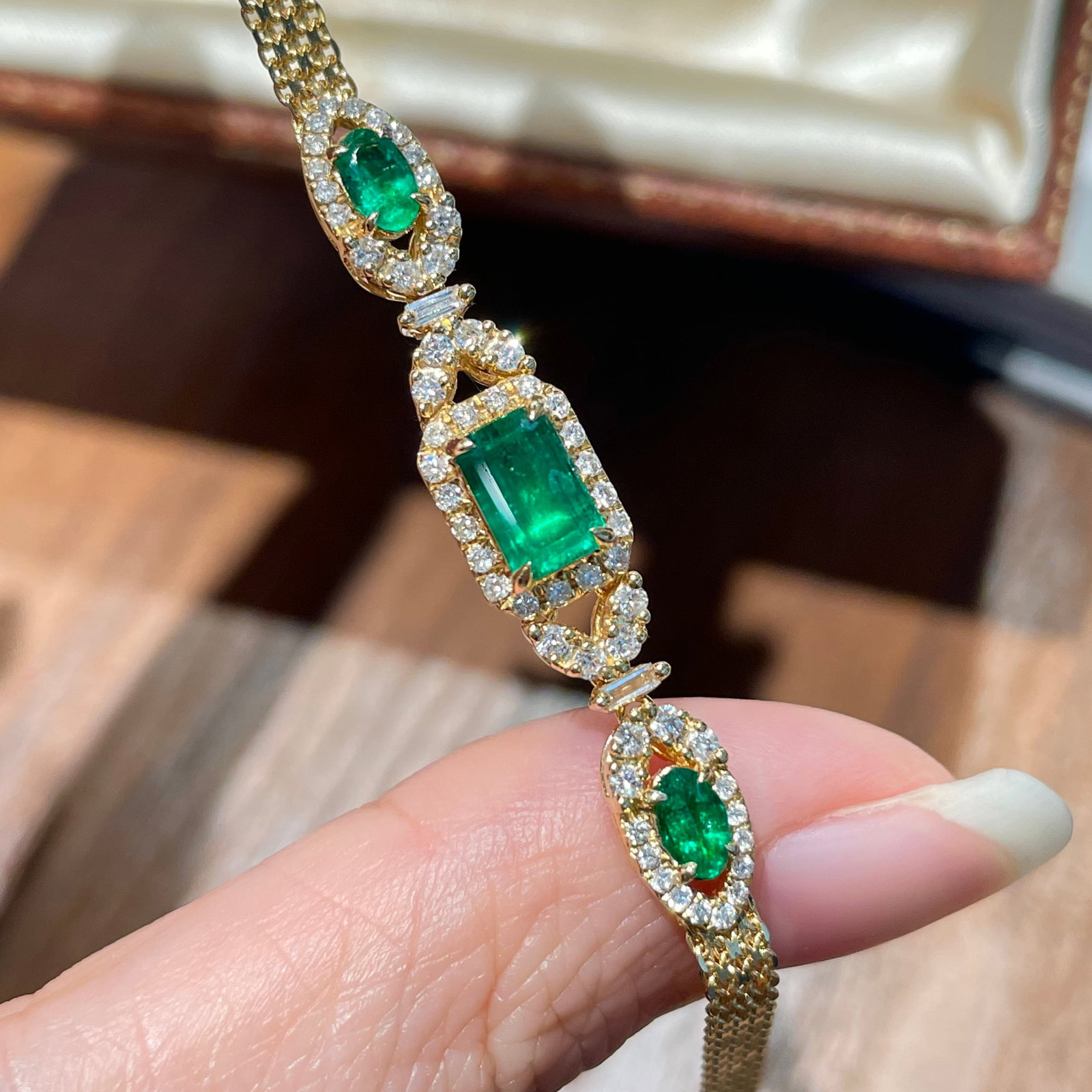14k Gold 1.35 Ctw Natural Emerald & Emerald Bracelet: Ref:231114448 // gold content:14k gold // main gemstone:emerald // shape:octagonal // carat weight:1. 00ct // color:green // treatment:natural // // adjacent gemstone 2 : emerald // shape:oval //