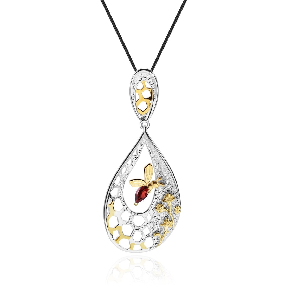 925 Sterling Silver Natural Garnet Necklace: Ref:260821177 // gold content:925 sterling silver // main gemstone:garnet // shape:pear // carat weight: // color:red // treatment:natural // Condition: New Low Estimate: 340.00 High Estimate: 510.00