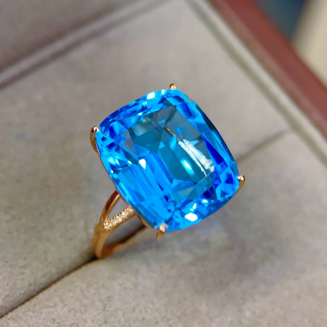 14k Gold 17.88 Ctw Natural Topaz & Diamond Ring: Ref:230967011 // gold content:14k gold // ring size:7. 25us // // main gemstone:topaz // shape:cushion // carat weight:17. 85ct // color:blue // treatment:natural // // adjacent gemstone 2 : diamond