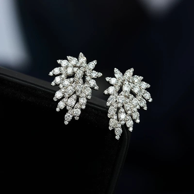 14k Gold 0.86 Ct Natural H Diamond Earrings: Ref:230967003 // gold content:14k gold // main gemstone:diamond // shape:round // carat weight:0. 86ct // clarity grade:vs-si // color:h // treatment:natural // cut grade:g // High Estimate: 5300 Low