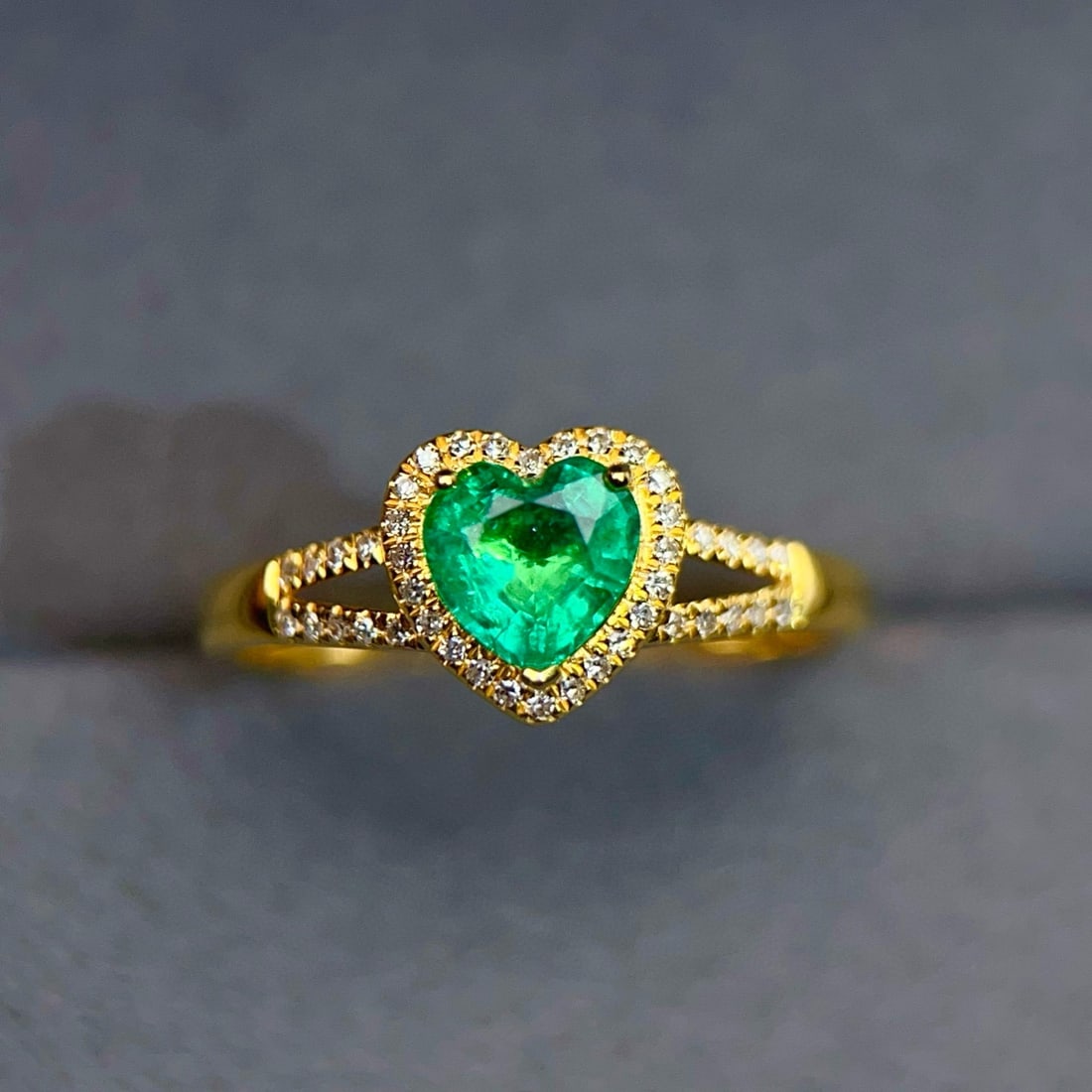 14k Gold 0.65 Ct Vivid Green Natural Emerald & Diamond Ring: Ref:230967012 // gold content:14k gold // ring size:7. 25us // // main gemstone:emerald // shape:heart // carat weight:0. 65ct // color:vivid green // treatment:natural // // adjacent gemstone 2 :