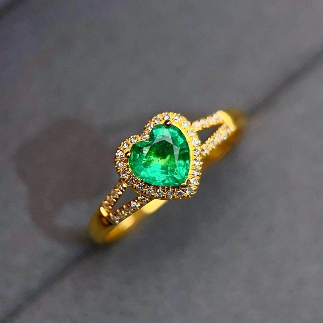14k Gold 0.65 Ct Vivid Green Natural Emerald & Diamond Ring - 2