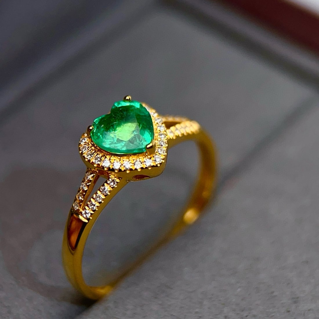 14k Gold 0.65 Ct Vivid Green Natural Emerald & Diamond Ring - 4
