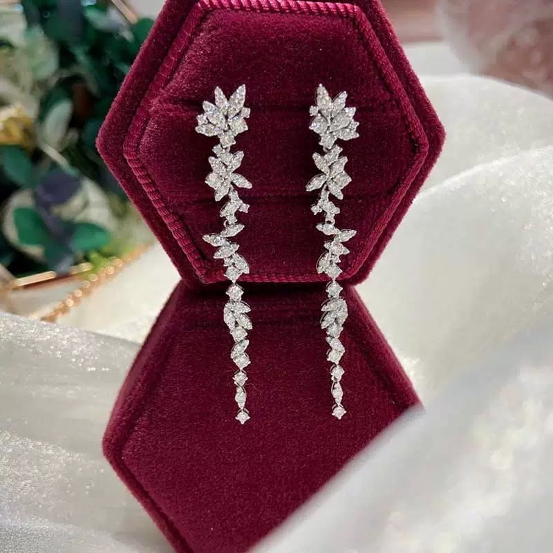 14k Gold 1.34 Ct Natural H Diamond Earrings: Ref:230967025 // gold content:14k gold // main gemstone:diamond // shape:round // carat weight:1. 34ct // clarity grade:vs-si // color:h // treatment:natural // cut grade:g // Low Estimate: 4800