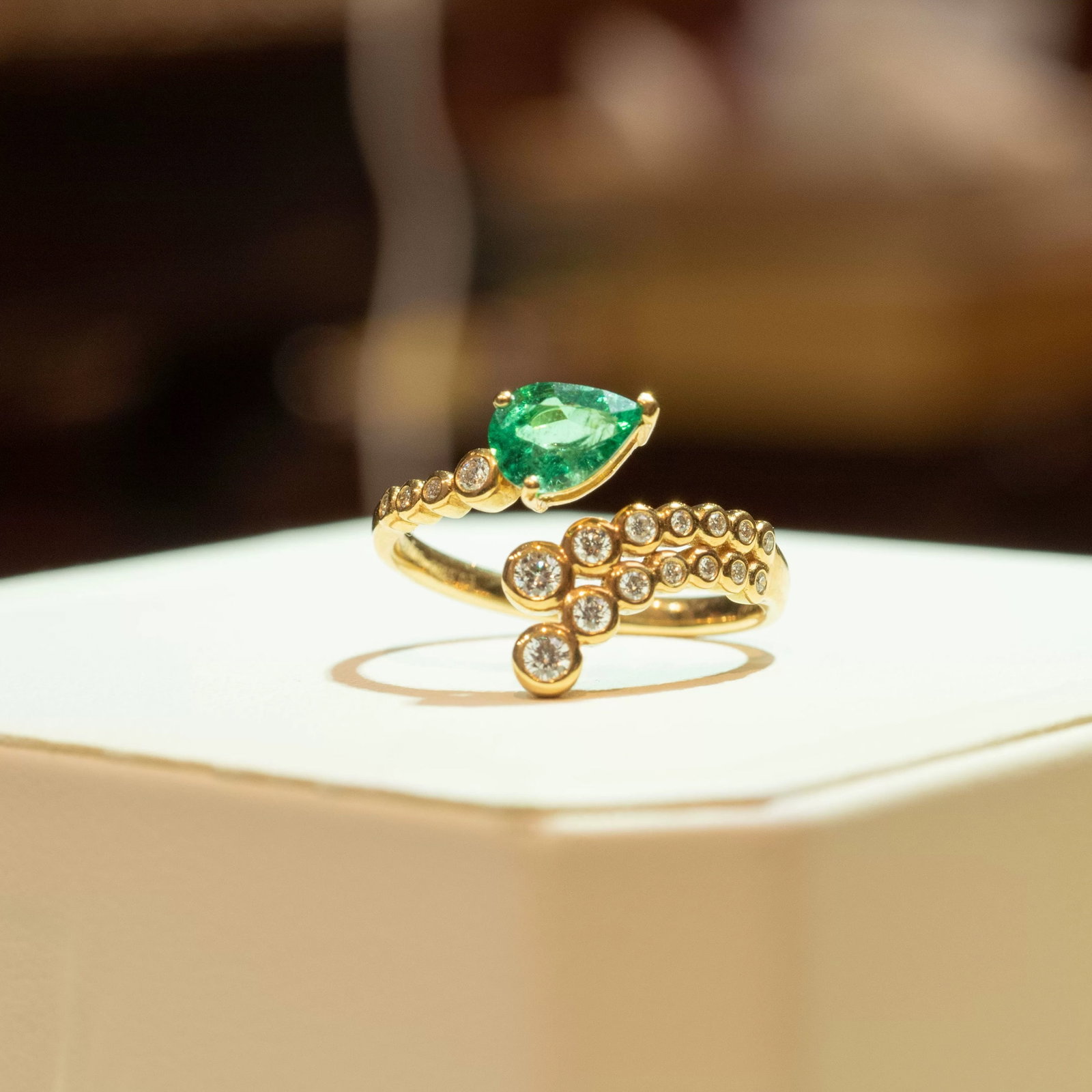 14k Gold 0.79 Ctw Natural Emerald & Diamond Ring: Ref:230967027 // gold content:14k gold // ring size:7. 25us // // main gemstone:emerald // shape:pear // carat weight:0. 59ct // color:green // treatment:natural // // adjacent gemstone 2 : diamond
