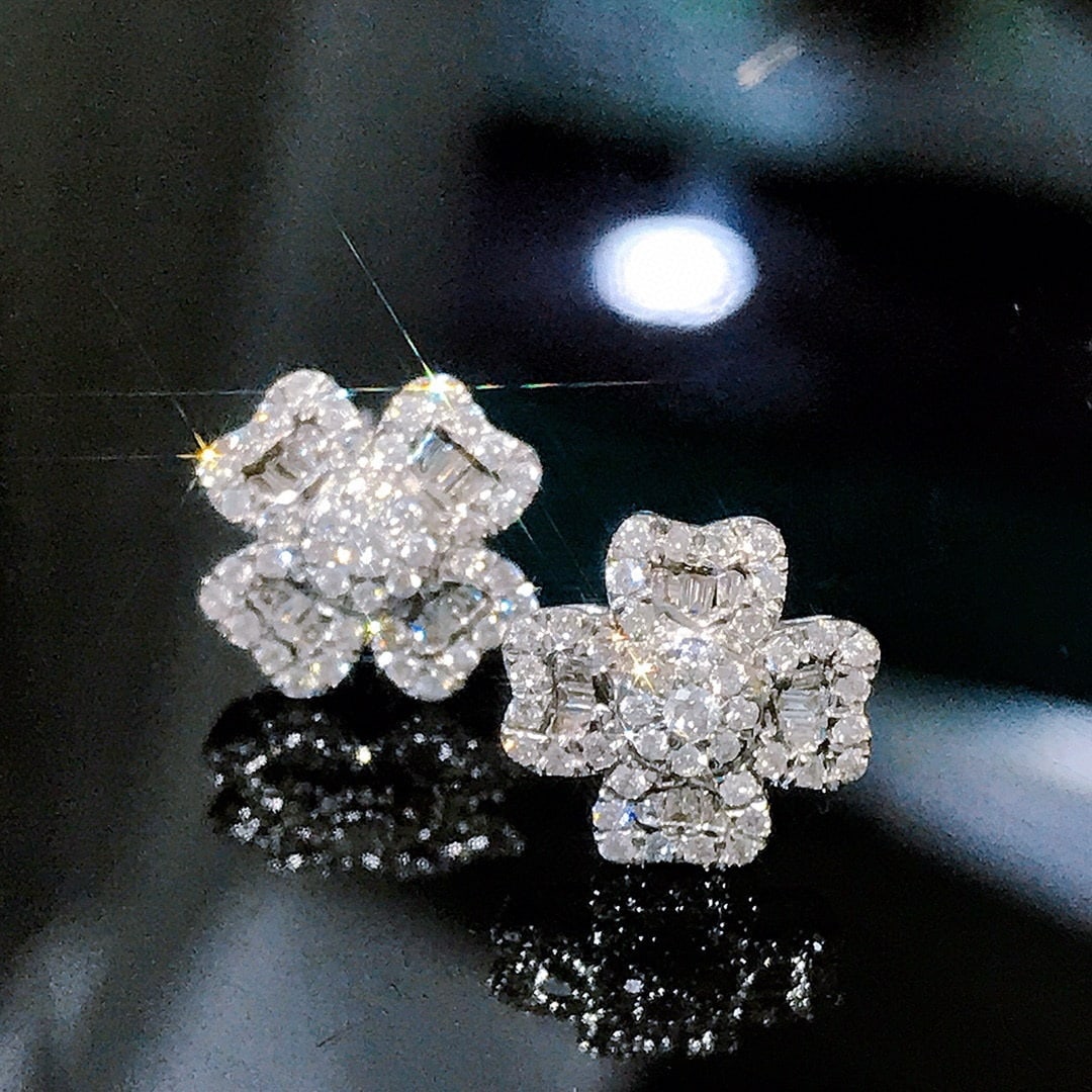14k Gold 0.6 Ct Natural H Diamond Earrings: Ref:230967076 // gold content:14k gold // main gemstone:diamond // shape:multiply // carat weight:0. 6ct // clarity grade:vs-si // color:h // treatment:natural // Condition: New High Estimate: 2600