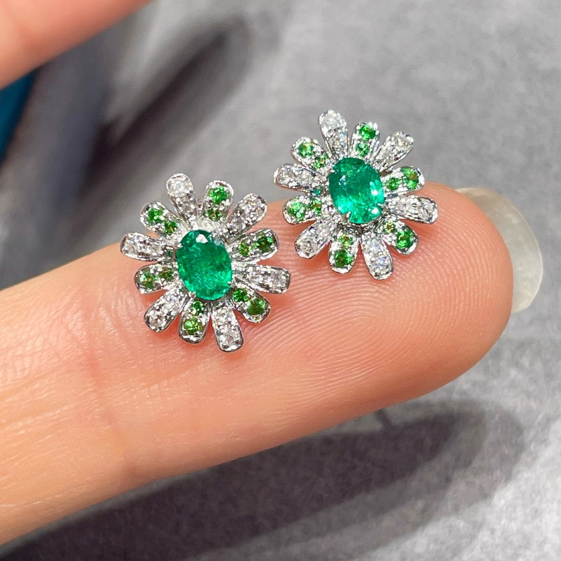 14k Gold 0.3 Ct Natural Emerald & Diamond & Tsavorite Earrings: Ref:230967082 // gold content:14k gold // main gemstone:emerald // shape:oval // carat weight:0. 3ct // color:green // treatment:natural // // adjacent gemstone 2 : diamond // shape:round // clarity