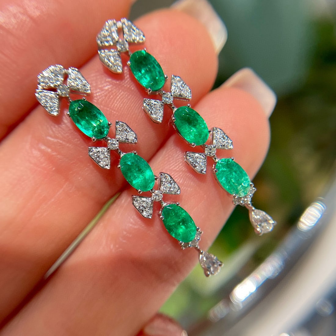 14k Gold 1.3 Ct Vivid Green Natural Emerald & Diamond Earrings: Ref:230967176 // gold content:14k gold // main gemstone:emerald // shape:oval // carat weight:1. 3ct // color:vivid green // treatment:natural // // adjacent gemstone 2 : diamond // shape:multiply // 