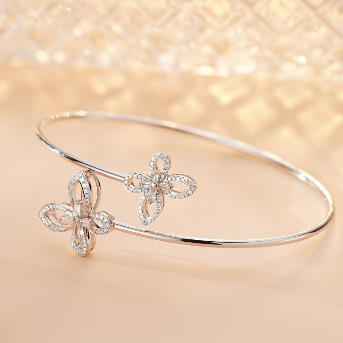 14k Gold 0.32 Ct Natural H Diamond Bangle: Ref:230967182 // gold content:14k gold // main gemstone:diamond // shape:multiply // carat weight:0. 32ct // clarity grade:vs-si // color:h // treatment:natural // High Estimate: 6300 Condition: New