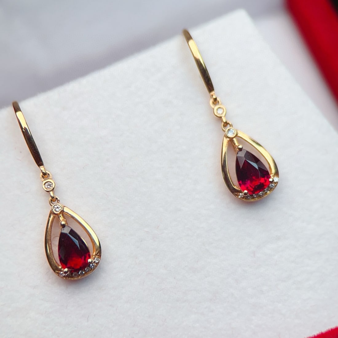 14k Gold 0.96 Ctw Natural Tourmaline & Diamond Earrings: Ref:230967206 // gold content:14k gold // main gemstone:tourmaline // shape:pear // carat weight:0. 9ct // color:red // treatment:natural // // adjacent gemstone 2 : diamond // number of stones:18 //
