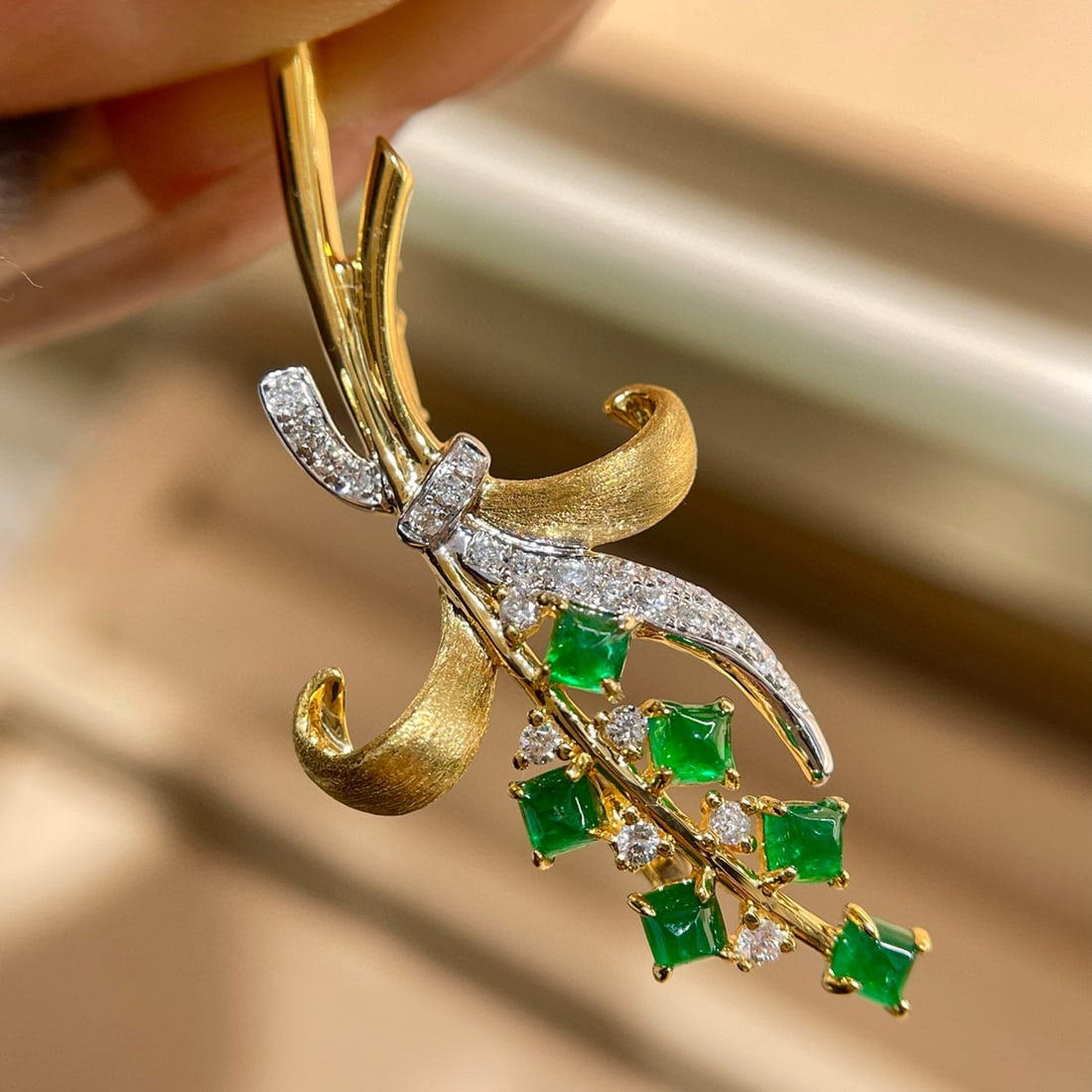 14k Gold 0.5 Ct Vivid Green Natural Emerald & Diamond Brooch: Ref:230967180 // gold content:14k gold // main gemstone:emerald // shape:suger-loaf // carat weight:0. 5ct // color:vivid green // treatment:natural // // adjacent gemstone 2 : diamond // shape:round