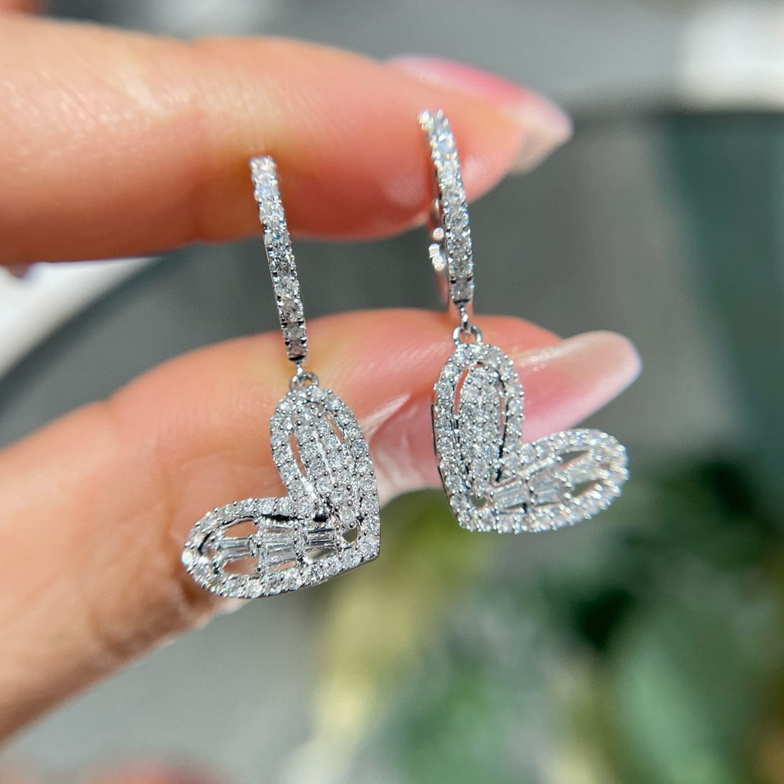 14k Gold 0.75 Ct Natural H Diamond Earrings: Ref:230967179 // gold content:14k gold // main gemstone:diamond // shape:multiply // carat weight:0. 75ct // clarity grade:vs-si // color:h // treatment:natural // Low Estimate: 4600 Condition: New Hi