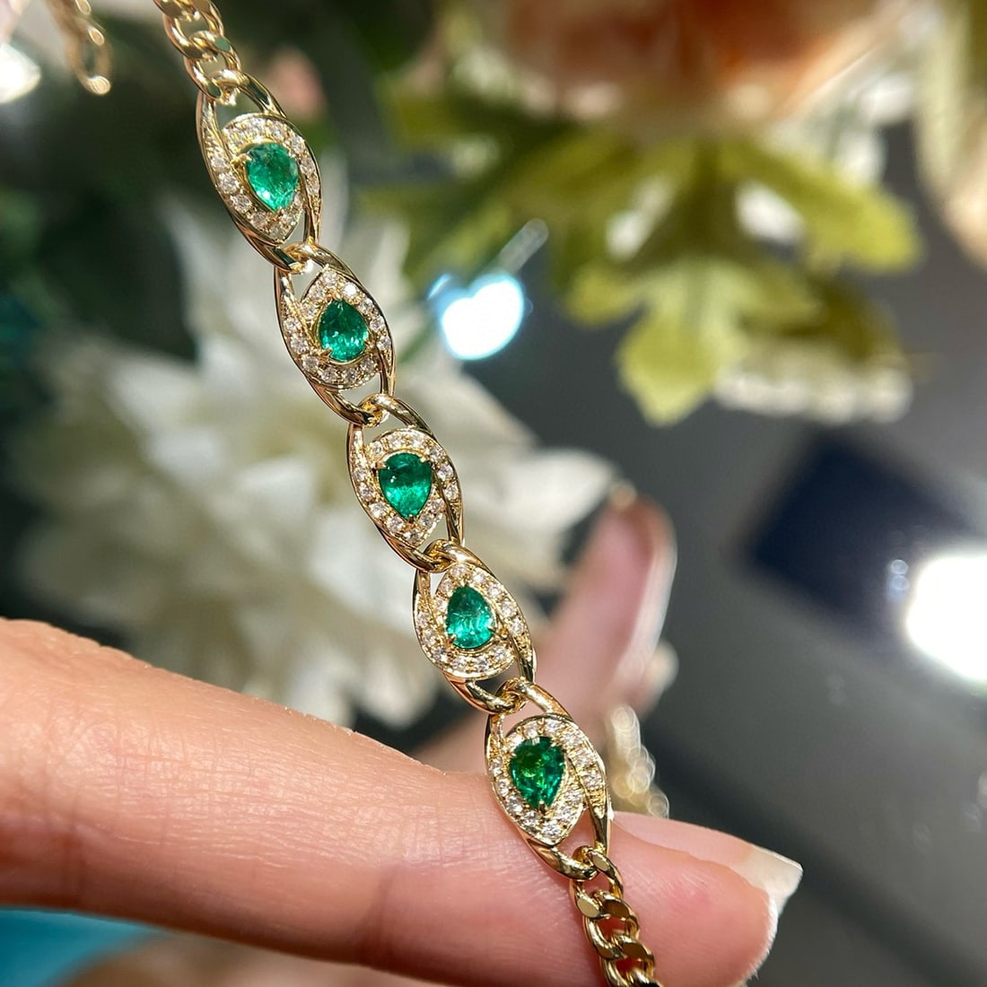 14k Gold 0.63 Ct Natural Emerald & Diamond Bracelet: Ref:230967225 // gold content:14k gold // main gemstone:emerald // shape:pear // carat weight:0. 63ct // color:green // treatment:natural // // adjacent gemstone 2 : diamond // shape:round // clarity