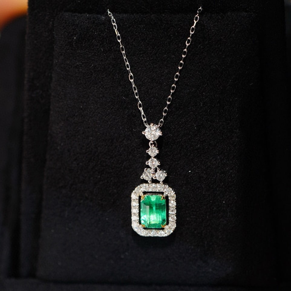 14k Gold 0.88 Ct Natural Emerald & Diamond Necklace: Ref:230967229 // gold content:14k gold // main gemstone:emerald // shape:octagonal // carat weight:0. 88ct // color:green // treatment:natural // // adjacent gemstone 2 : diamond // shape:round //