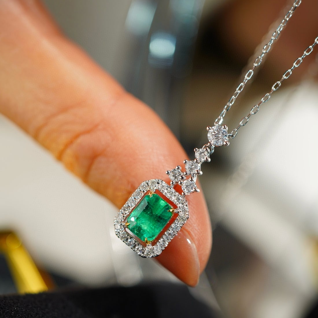 14k Gold 0.88 Ct Natural Emerald & Diamond Necklace - 4