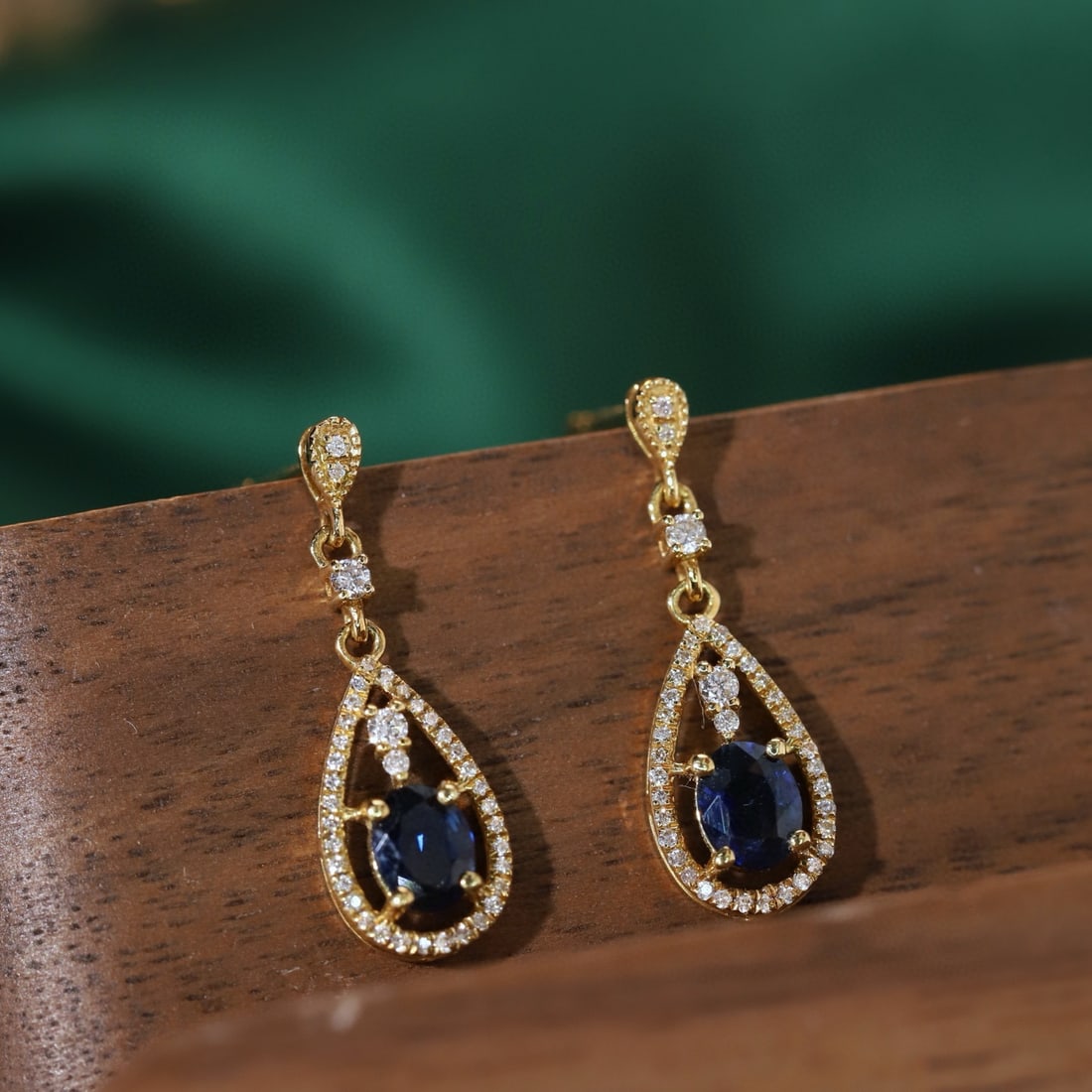 14k Gold 0.70 Ctw Natural Sapphire & Diamond Earrings: Ref:230967204 // gold content:14k gold // main gemstone:sapphire // shape:oval // carat weight:0. 56ct // color:blue // treatment:natural // // adjacent gemstone 2 : diamond // shape:round // carat we