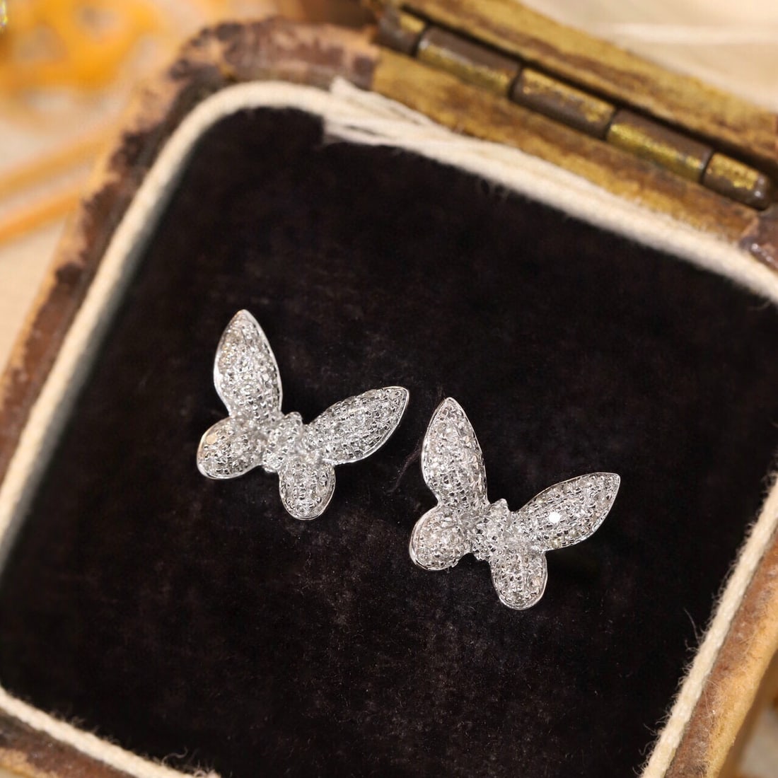 14k Gold 0.3 Ct Natural H Diamond & Butterfly Earrings: Ref:230967199 // gold content:14k gold // main gemstone:diamond // shape:round // carat weight:0. 3ct // clarity grade:vs-si // color:h // treatment:natural // cut grade:g // Low Estimate: 1200 Condit