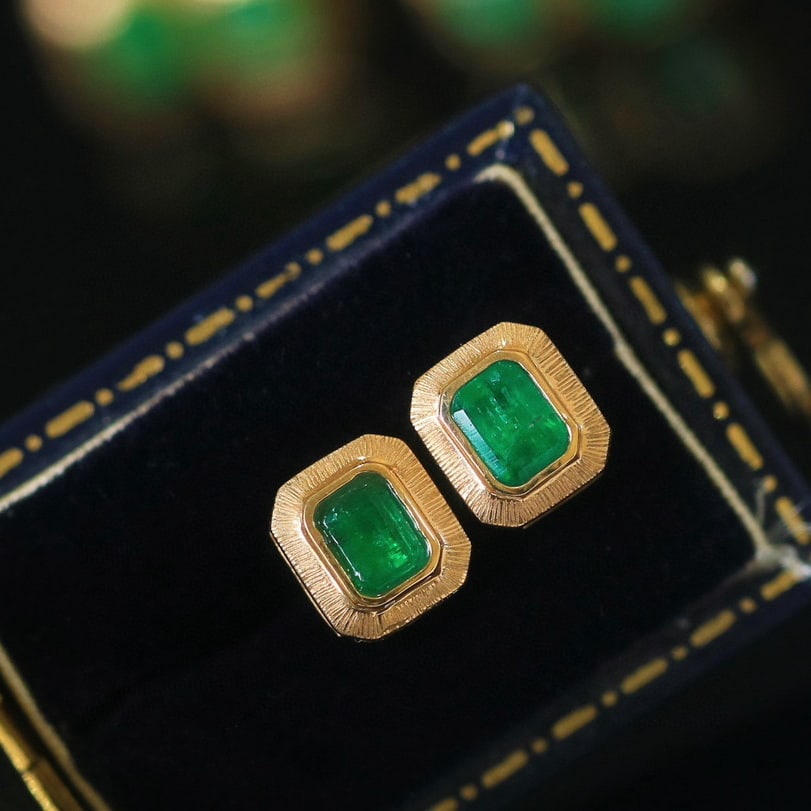 14k Gold 0.6 Ct Vivid Green Natural Emerald Earrings: Ref:230967247 // gold content:14k gold // main gemstone:emerald // shape:octagonal // carat weight:0. 6ct // color:vivid green // treatment:natural // Condition: New High Estimate: 2800 Low Estimate: