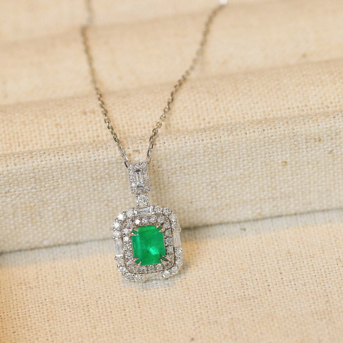 14k Gold 1.25 Ctw Vivid Green Natural Emerald & Diamond Pendant( Without Chain ): Ref:230967252 // gold content:14k gold // main gemstone:emerald // shape:octagonal // carat weight:0. 85ct // color:vivid green // treatment:natural // // adjacent gemstone 2 : diamond // shape:multip