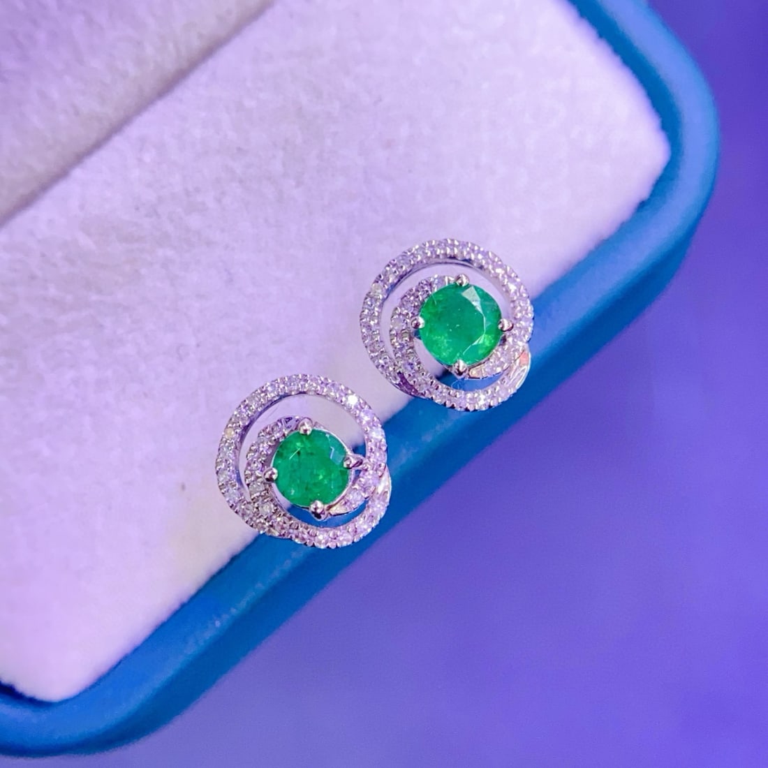 14k Gold 0.7 Ct Natural Emerald & Diamond Earrings: Ref:230967234 // gold content:14k gold // main gemstone:emerald // shape:round // carat weight:0. 7ct // color:green // treatment:natural // cut grade:g // // adjacent gemstone 2 : diamond // number