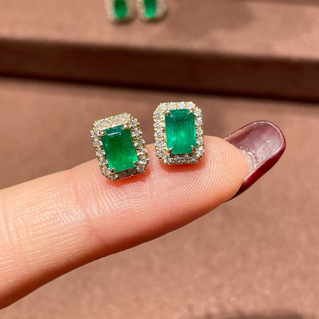 14k Gold 1.2 Ct Natural Emerald & Diamond Earrings: Ref:230967226 // gold content:14k gold // main gemstone:emerald // shape:octagonal // carat weight:1. 2ct // color:green // treatment:natural // // adjacent gemstone 2 : diamond // shape:round //