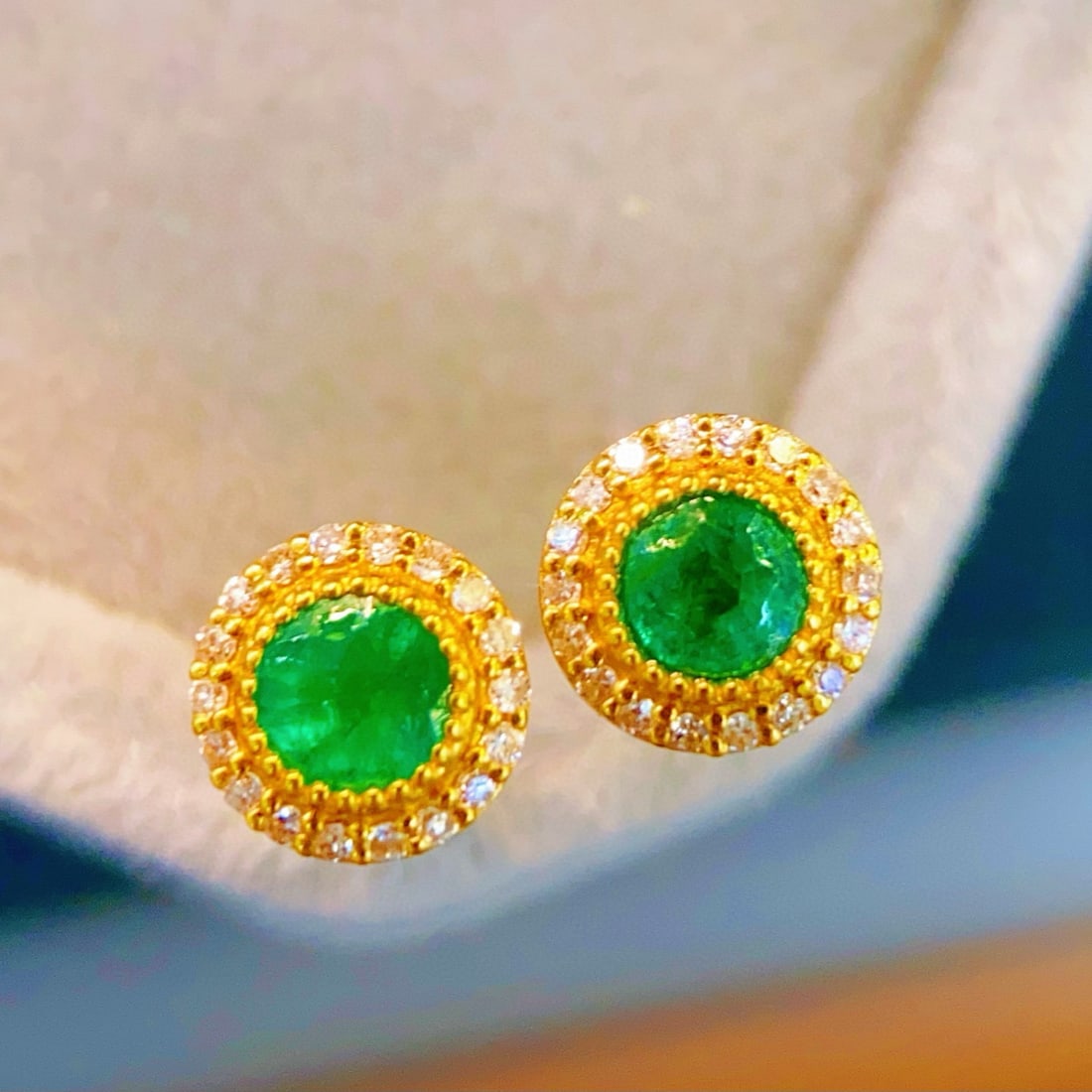 14k Gold 0.35 Ct Vivid Green Natural Emerald & Diamond Earrings: Ref:230967236 // gold content:14k gold // main gemstone:emerald // shape:round // carat weight:0. 35ct // color:vivid green // treatment:natural // cut grade:g // // adjacent gemstone 2 : diamond //