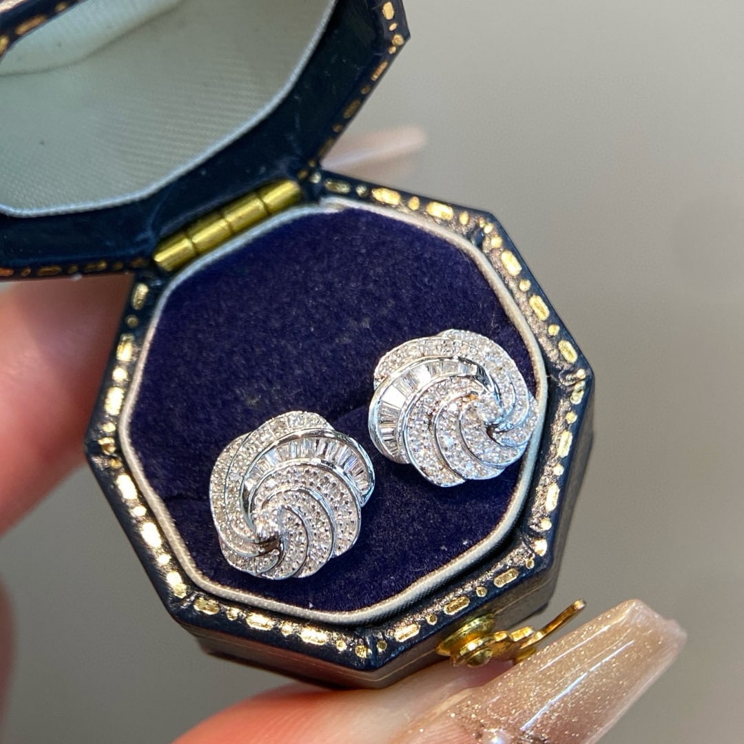 14k Gold 0.5 Ct Natural H Diamond Earrings: Ref:230967245 // gold content:14k gold // main gemstone:diamond // shape:multiply // carat weight:0. 5ct // clarity grade:vs-si // color:h // treatment:natural // Condition: New High Estimate: 2500