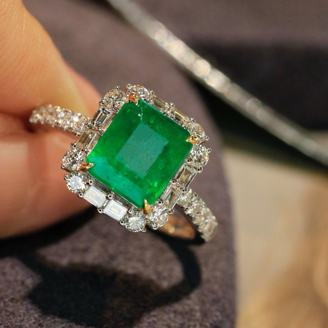 14k Gold 3.09 Ctw Vivid Green Natural Emerald & Diamond Ring: Ref:230967251 // gold content:14k gold // ring size:7. 25us // // main gemstone:emerald // shape:octagonal // carat weight:2. 36ct // color:vivid green // treatment:natural // // adjacent gemstone 2