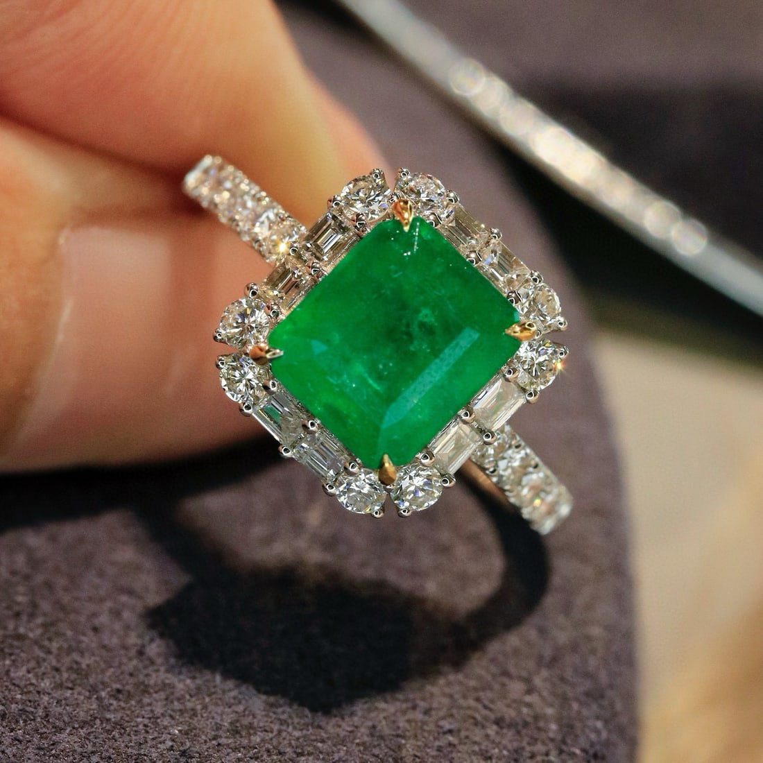 14k Gold 3.09 Ctw Vivid Green Natural Emerald & Diamond Ring - 2